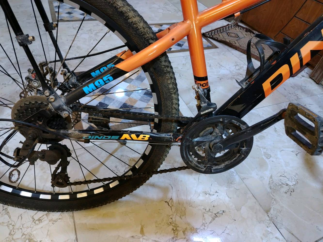 بايسكل جبلي حجم 26-25 
نظيف  يحتوي  على 7 سرع حقيقة 
ضد الطسات القوية 
جنط اصلي من الشركة 🚲🚴🏻
السعر 85 الف دينار عراقي
وبي مجال هواي للشراي