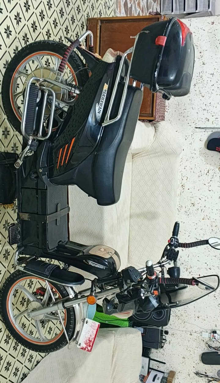 سلام وعليكم 
للبيع ماطور هارلي 
موديل 24 + بطاريات الولي الياباني امبيريه 32
خمس بطاريات جدد كلهن يقرن 10 
نضام سويج عدد 2
بصمه تشغيل عن بعد 
كهربائياته كله شغاله
نشرات جانبيه دبل اشاره
نضام رجوع للخلف 
4 سرعات + مسجل MB3 بلوتوث
اي نقص مابي ماطور نضافه فول وين ما تريد افحص 
السعر 650 وبي مجال
المكان الفلوجه للتواصل خاص
رقم الهاتف ***********
