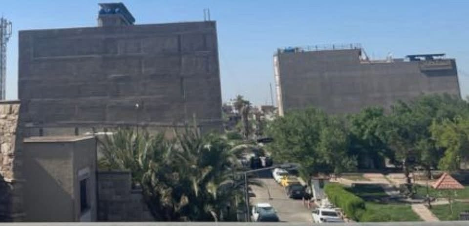 شقه للبيع سند رسمي  طابو صرف
الطابق الاخير رگن يعني ماكو احد فوكاك وبلكونا على الشارع. 

الوزيرية _نجيب باشا 
قرب جسر الفنون الجديد مقابل جامعه بغداد كليه الفنون علما انا المساحه. ٩٠ متر. ومقابلها حديقه عامه 
مؤجرة حاليا ب 900 مع الاعلان 

غرفتين ومطبخ وصحيات 

***********
او
***********
