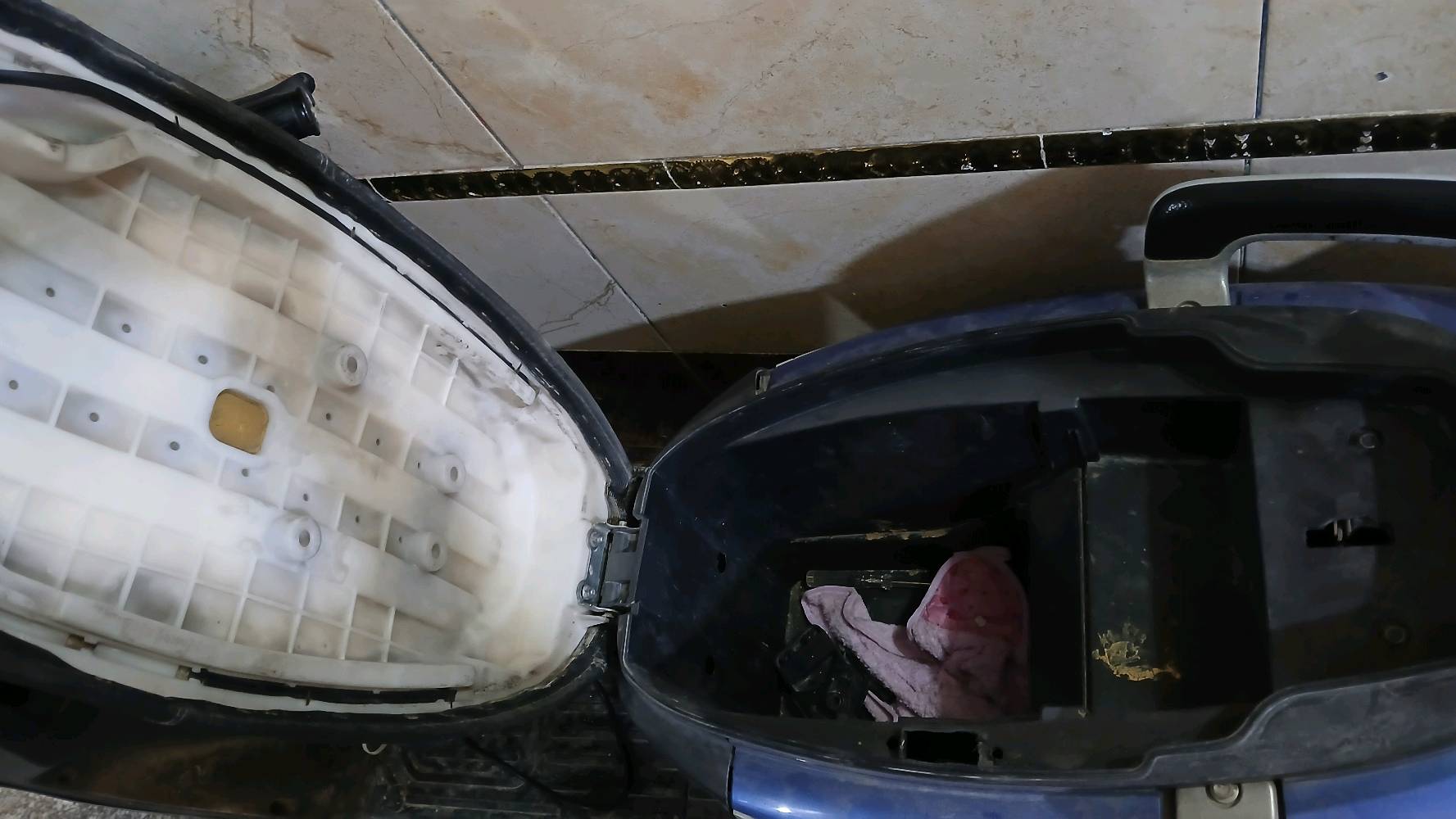 سلام عليكم دراجه شحن لبيع  امبدل بيه بس 6بطارية جديدة ولله بسعر 650الف وبيه مجال رقم واتساب 
***********