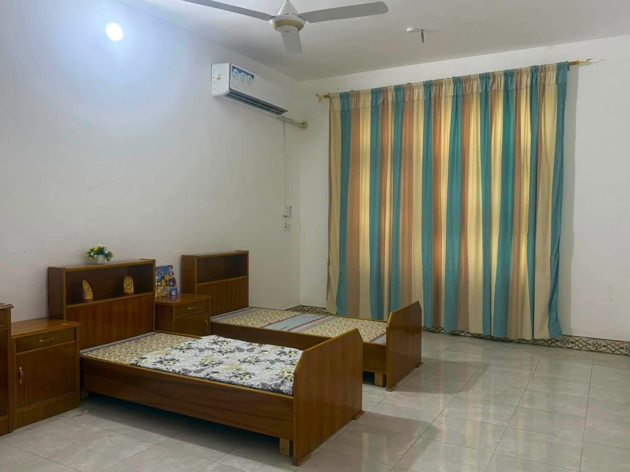 دار للبيع أم الخيل 2
200 متر طابقين بناء حديث 
***********
***********
