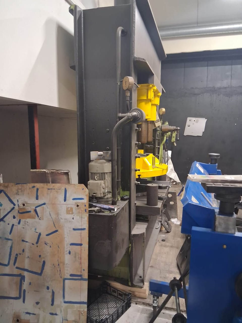 بريس للبيع يضغط 150 طن
والكيج مالته 250 طن شغال شرط الفحص اوربي 

***********
