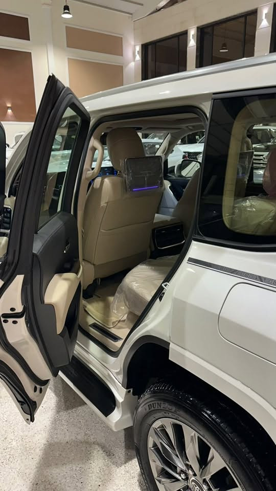 السلام وعليكم
---
*🚘 للبيع أو المراوس*

*لاندكروزر 2024 - SAS Limited أصلية*
📍 *الممشى:* 32,000 KM

✅ السيارة مكفولة كفالة عامة من كلشي
⚠️ *الملاحظة:* فقط رصعة بسيطة جداً بالباب الخلفي الصدر، مسحوبة سحبة بسيطة جداً.
🔹 باقي السيارة مكفولة كفالة عامة.

📍 *الموقع:* بغداد – النهضة
📞 *للاستفسار:* ***********
