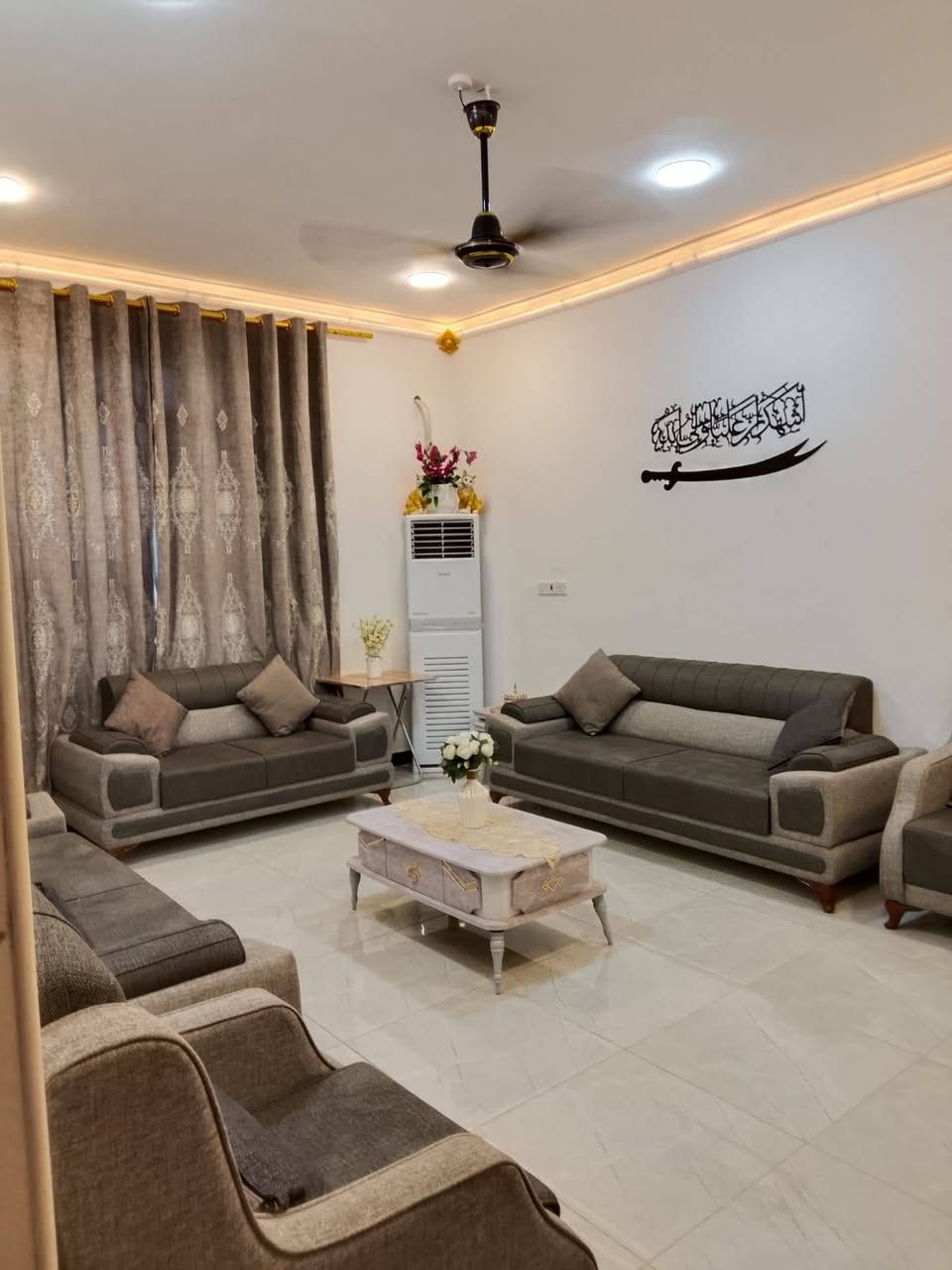 🏡 بيت طابقين للبيع - بناء حديث ! 🏡
📍 الموقع: [ديالى  / بعقوبه شفته / أقرب نقطة دالة. خلف قاعة بيانوا نهاية فرع اسماك زوزو]
✨ تفاصيل ومواصفات البيت (طابقين):
واجهه  8 ونص  والنزال 12 ونص المساحة: 103 متر مربع.
حالة البناء: بناء حديث ممتاز 
نظام الطاقة: مجهز بنظام طاقة شمسية متكامل لتوفير الكهرباء.
🔹 الطابق الأول:
استقبال واسعة ومناسبة للضيوف.
مطبخ بنظام حديث (مطبخ حار + مطبخ بارد).
غرفة نوم سويت (مع حمام داخلي).
حمام خارجي.+ طرمه
🔹 الطابق الثاني:
غرفتين نوم كبار (من ضمنها غرفة سويت بحمام وصحيات داخلية).
✨ مميزات إضافية:
بيت متكامل ومجهز بالطاقة الشمسية وجاهز للسكن الفوري.
تصميم عصري واستغلال ممتاز للمساحات.
[نوع الملكيه / طابوا زراعي سند 25.
💰 السعر: [100 مليون  بي مجال  ]
📞 للتواصل والاستفسار: ***********
