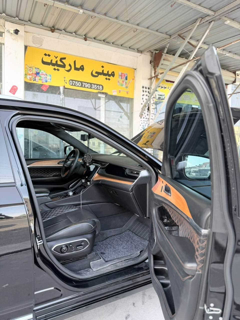 jeep grand cheroke summet 2023 
سەیارەکە فول مواسەفاتا
ڕاداری پێشەوەو تەنیشتەکان 
کامیرە ٣٦٠ 
داتاشۆ 
هەمو کوشنەکانی ساردو گەرمن 
دو کوشنی پێشەوە مەساجە 
سێ مۆد کوشن خەزن 
گێڕ ماوس 
دەبڵ ئەکسل و دەبەڵ هەوای
چوار شاشە 
برێک بەسمە
*********** 
پانۆ ڕاما
بەسمەو شەخال
ئاوێنە شەفت و کارەبای و ڕادار  
سندوق شەفت و شاپ
مەکینەی شەش پستۆن 
بۆنیتو چاملخی سەیاق پێشەوە گۆڕاوە 
چوار تایەی لۆکی لە ژێرە
مەکینە ٦ پستۆنی بێ تۆڕبۆ 
سحری ٣٦٠ محامەلە

2023 (Jeep Grand Cherokee Summit
 المحرك: 6 سلندر (بدون توربو)
 حالة البودي: تبديل بونيد وجاملغ أمامي جهة السائق فقط.
 الإطارات: 4 إطارات جديدة (زيرو).
أبرز المواصفات (فول مواصفات):
 الشاشات والعرض: 4 شاشات، شاشة عرض على الزجاج (داتاشو / Head-Up Display).
 المقاعد: جميع المقاعد تبريد وتدفئة، المقعدين الأماميين مساج، ذاكرة حفظ وضعية المقاعد (3 أوضاع).
 القوة والتحكم: جير ماوس، دبل أكسل، هيدروليك (دبل هوائي).
 أنظمة الأمان والرادار: رادار أمامي وجانبي، رادار على المرايا الجانبية.
 الكاميرات: كاميرا 360 درجة.
 الأبواب والصندوق: تشغيل بصمة، تشغيل عن بُعد (شغال)، صندوق كهربائي (شفط وشاب)، مرايا جانبية كهرباء وشفط، بريك بصمة.
 السقف: بانوراما.
 السعر: 360 ورقة ($36,000) وقابل للمعاملة.
 رقم الاتصال: *********** أربيل, العراق
