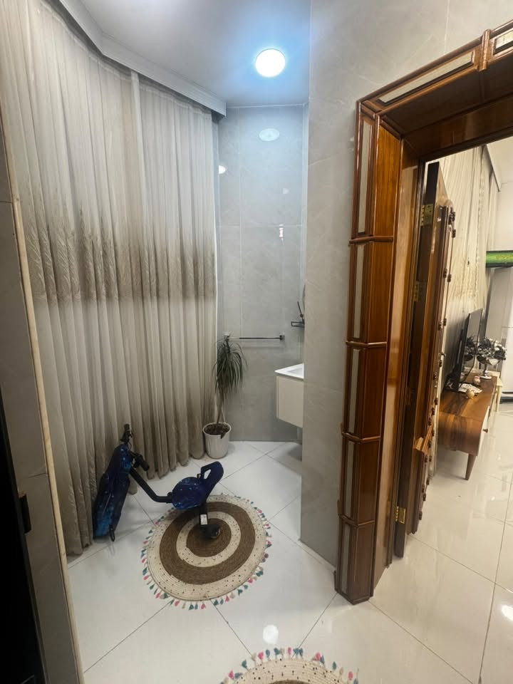 ⁨. 🏠دار حديث  طابو زراعي صرف لبيع موقع مميز 📍 🏠. 

. ((((🏢🏢🏢🏢 🧿🧿🧿)))) ⭕

الموقع/ حي الصحة شارع مطعم ابو صفاء يبعد عن شارع حلة بغداد اقل من 100 م  📍📍

 
المساحـــة الكليه / 230

الواجه /13

التفاصيل / الطابق الارضي / كراج ياخذ سيارتين صالة مفتوحه ع الهول مطبخ حار بارد غرفة نوم صحيات عدد 3 

الطابق الثاني / غرفتين نوم صحيات 

ملاحظة / الدار يباع مع الاثاث ابو بدون اثاث يحتوي ع منظومة طاقه شمسية 

 

السعر :  ***********  محمد الجنابي المدهش للعقارات

 
 
  شوارع نظاميه  تتوافر كافة الخدمات ماء كهرباء تبليط 

للمزيـــــد من الاستفســــــار مراسلــة الصفحــة او زيارة #شركة المدهش للعقارات والمقاولات 📍📍 
الكائن في الحلــــة - شــــــــارع بغداد قرب مدينة العاب المدهش فرع مطعم ابو صفاء الاول فرع الجسر المشاة  او الاتصــــــال علــــى

 ☎️***********_*********** ☎️
 متوفــــــر واتساب
💢لمــــــن يــــــرغب فــــــي عــــــرض عقاره طابــــــو صــــــرف او زراعــــــي او تجــــــاري يرجــــــى مراســــــلتنا 💢
#شركة _المدهش للعقارات والمقاولات⁩⁩
