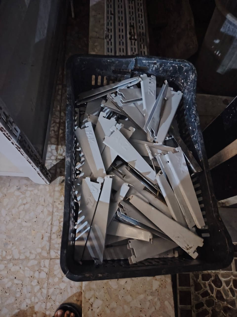 ميز ألمنيوم • ٣ متر • رفوف محل