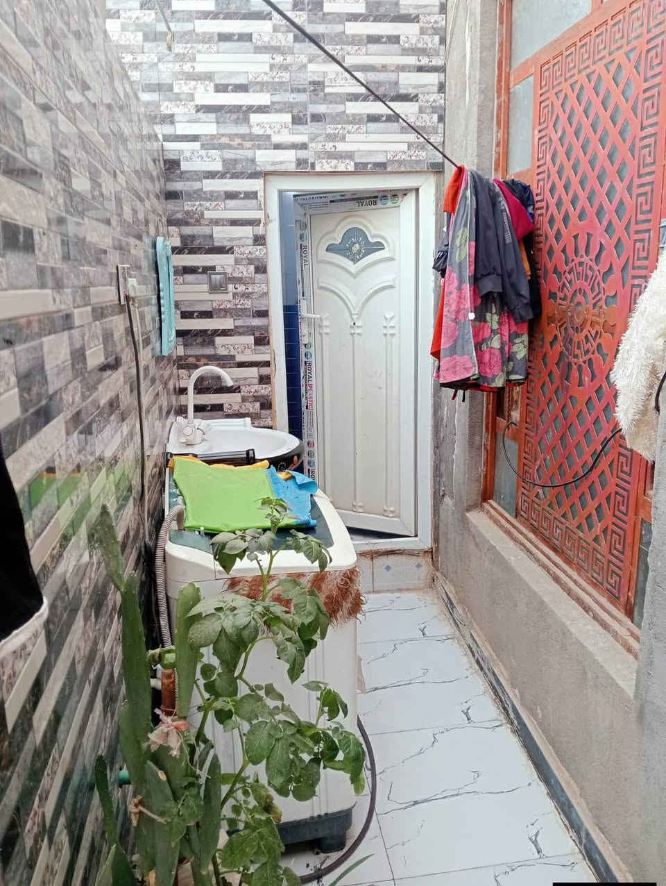 السلام عليكم اخوان بيت زراعي للبيع المساحه 120 البناء بلوك خدمات كامله البيت يتكون من غرفتين ودوانيه ومطبخ وغرفه قاط ثاني البيت نزله ابو كامل الرئيسيه مقابل النزله الاولى مال حي الجوادين الاستفسار على الرقم او واتساب ***********
