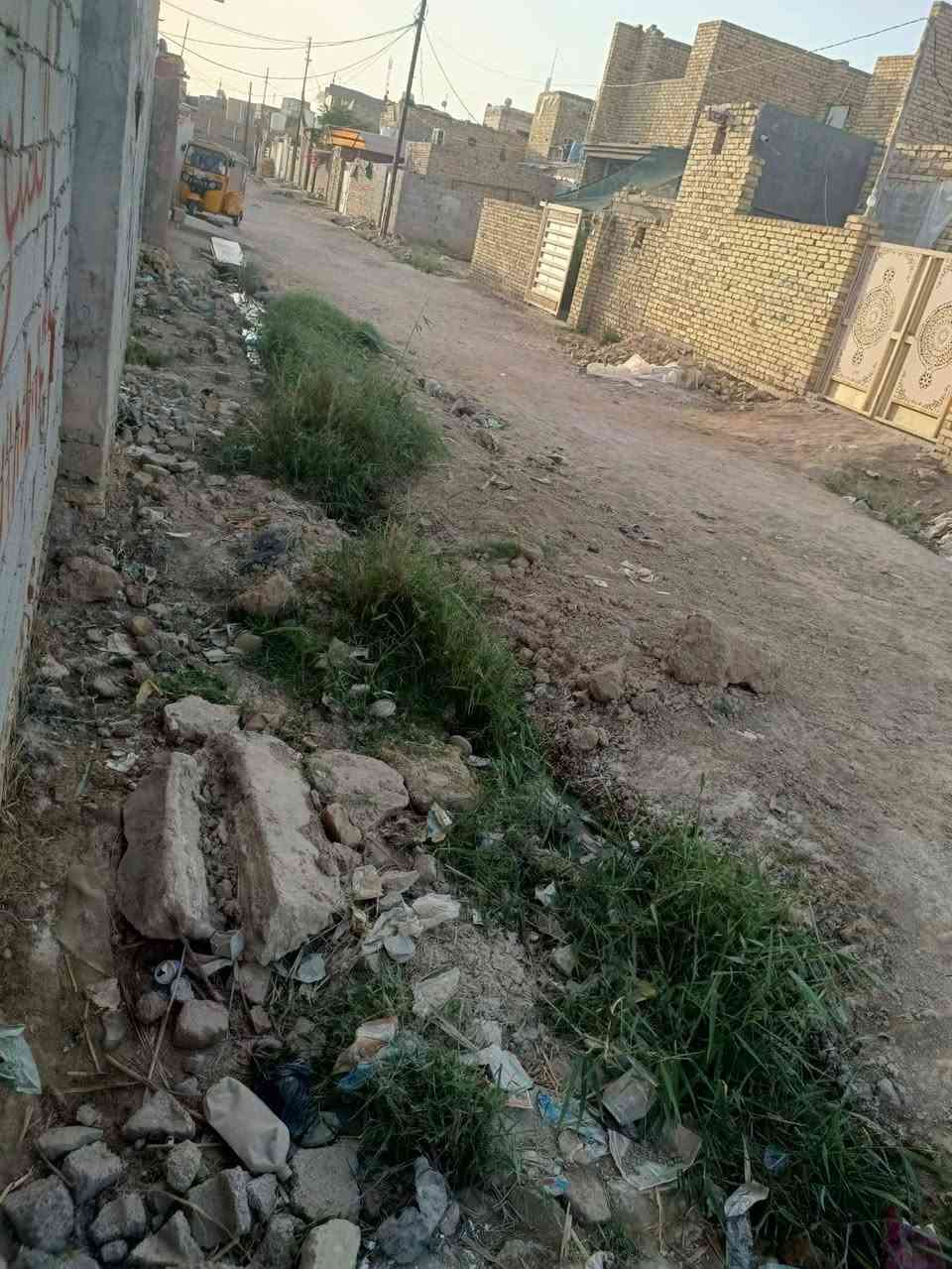 قطعه زراعي للبيع خلف جسر البدعه عالجهه اليسرى مساحتها 220 م  ركن على شارعين بيها بتلو بيت كامل ومسيجه ببلوك جاهزه للبناء السعر 16 وبيها مجال للاستفسار الاتصال بالرقم ***********
