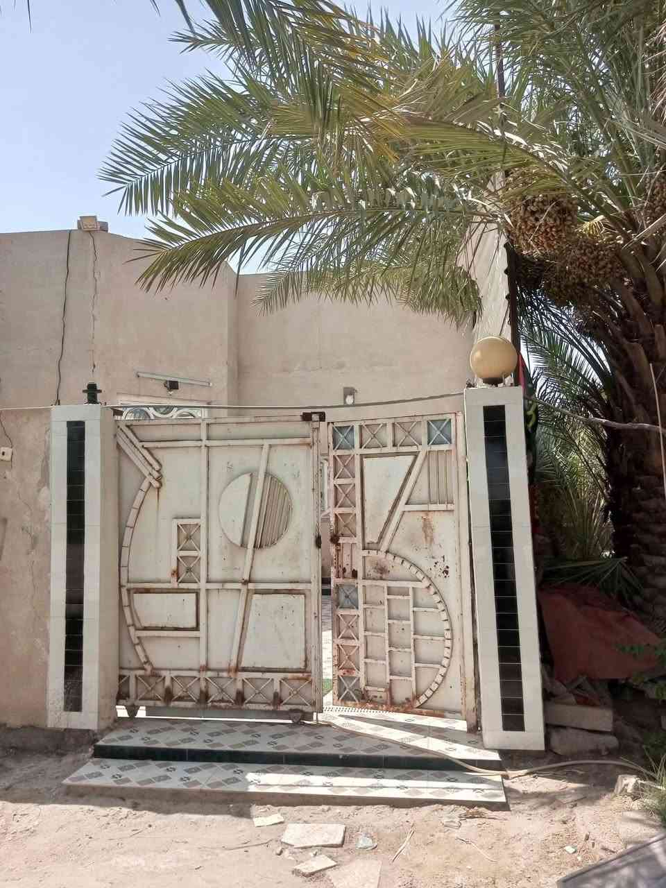سلام عليكم 
بيت زراعي بالشوفه يم اول جسر المشات للبيع البناء 285 المساحه الكليه 450
4 غرف نوم 
2 صالتين 
دوانيه 13 متر 
مطبخ 
 3 حمامات داخليه وخارجيه 
1ممر 
ماء بدون ماطور كهرباء اباب البيت 
نخلات امحملات 
الصطح اشتايكر كله 
البيت نضيف ومرتب ماتصرف عليه ربع 
البيت يبعد عن الشارع العام 500 متره 

 
السعر 90 وبيه مجال للشراي 
***********
