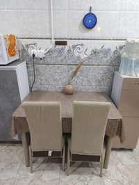 ميز طعام • ٣ كراسي • نضيف