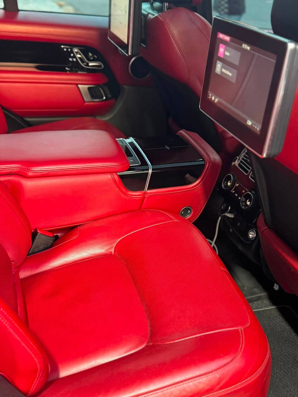 Range Rover 
Autobiography VIP
2020
  
V8 Supercharge
🇬🇧🇬🇧🇬🇧
ملاحظة قطعة مميزة بنظافتها 

رانج روفر 
فوك _ اوتوبايغرافي

الموديل ـ 2020
رقم بغداد❤️ 
اللون اسود موقمارة اسود
تچوة خلفية كهرباء
مغلفة PPF
😍 
داخل مميز ايضا لون احمر

وكالة عمان اامحمودية خليجي كفالة عامة 🧡
ضمان دولي وضمان شركة 
بصمة عدد 2 
عداد المسافة ـ 55 الف كيلو😍 
المحرك ـ 8  سلندر سوبر جارج

دوسات شفط 
ابواب شفط 
كامرات 
رادار 
مساج 
فول مواصفات  

تسأل على السعر 
اتصل او راسلنا واتس اب 
او لسيارات اخرى 
ادخل على الكروب الرئيسي
اضغط هنا 👇
فريق رانج روفر العراق (U.C.M.i)

مكان السيارة بغداد المنصور
للأستفسار 

*********** يوسف
Yousif Range
@الجميع
