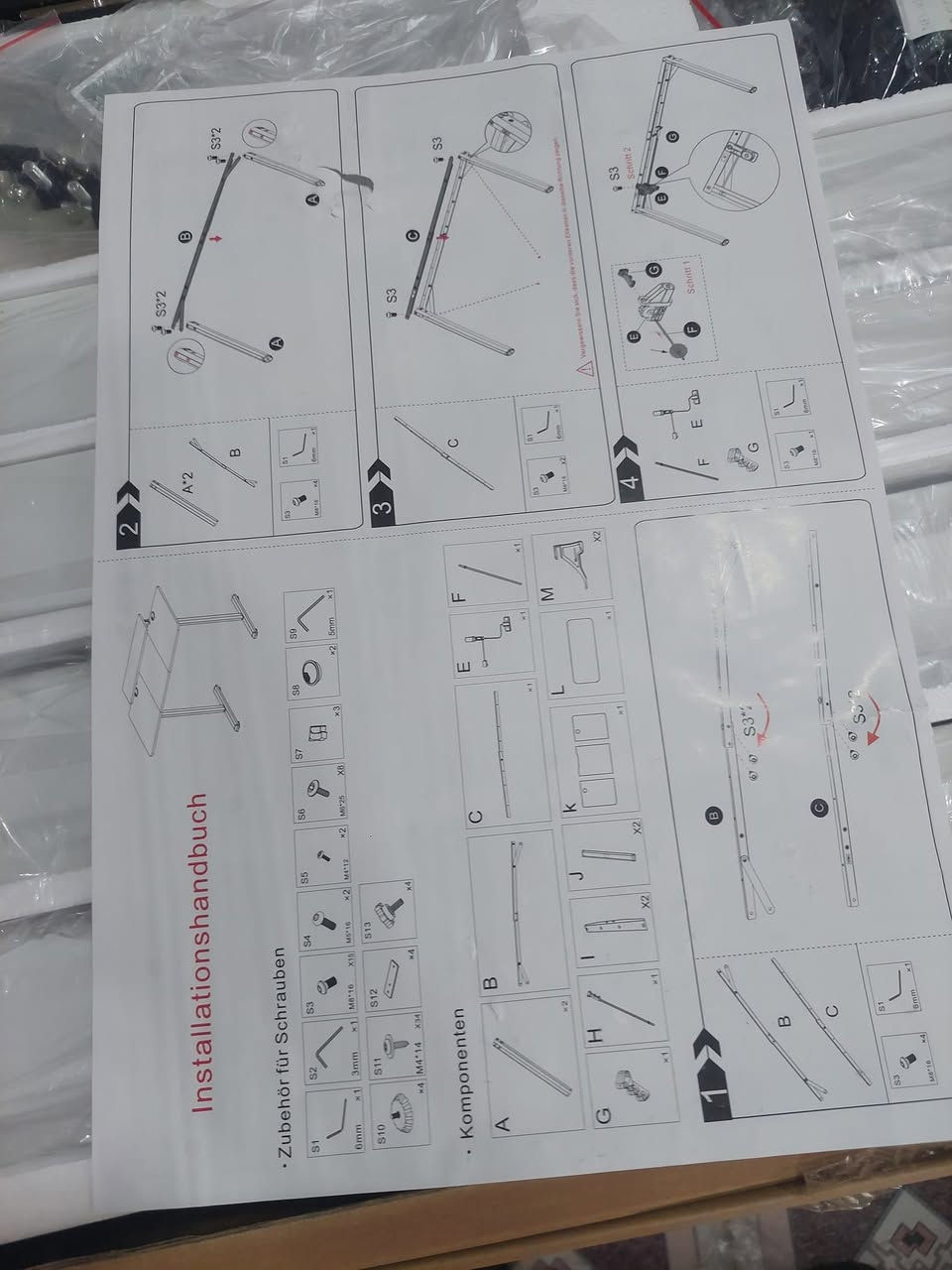 مكتب ذكي قابل للتعديل جديد كامل 
 (Smart Adjustable Desk)

يحتوي المكتب على محرك كهربائي صغير مخفي في
 الأرجل، يتيح لك رفع أو خفض مستوى سطح المكتب بضغطة زر عبر لوحة تحكم صغيرة. يساعد هذا التصميم على تغيير وضعية الجسم بين الجلوس والوقوف أثناء العمل أو الدراسة لتقليل آلام الظهر وتحسين الدورة الدموية
