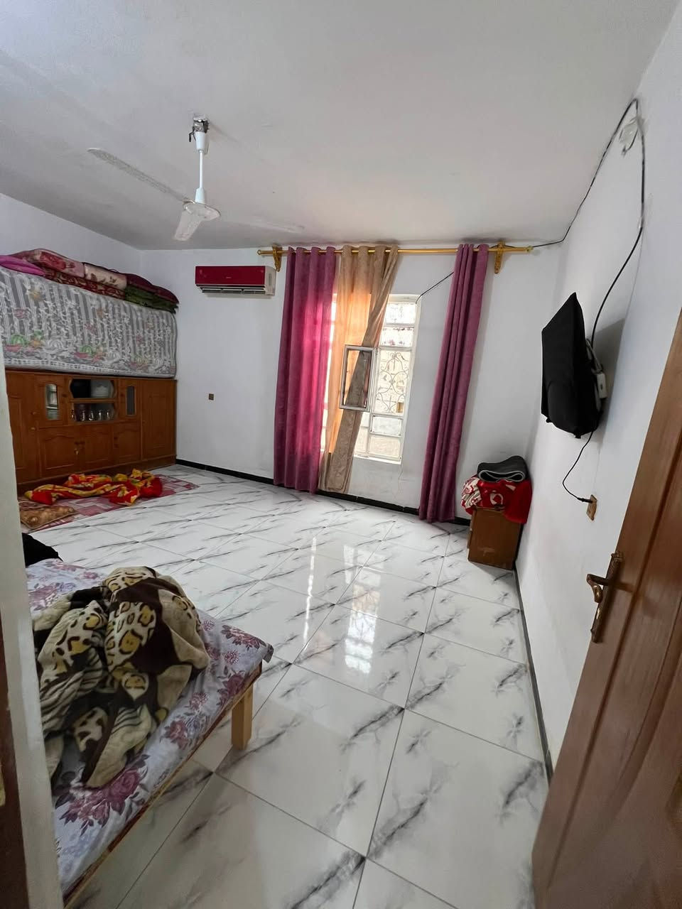 سلام عليكم بيت وعرصه مساحه 280نهايت شارع الوكفه يبعد عن المشروع 80متر الستفسار الرقم ***********
