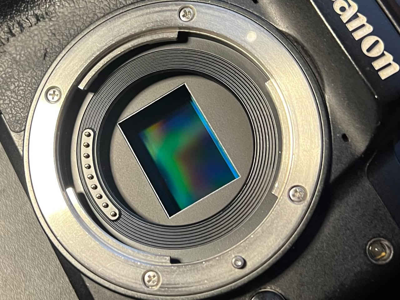 📸 للبيع Canon EOS M50 Mark I

كاميرا Mirrorless بحالة ممتازة، مناسبة لتصوير السيارات، الإعلانات، البورتريه، صناعة المحتوى والسوشيال ميديا.

المواصفات:
✅ مستشعر APS-C بدقة 24.1 ميگابكسل
✅ تصوير فيديو 4K و Full HD
✅  نظام Dual Pixel Autofocus سريع ودقيق
✅ تصوير متواصل 10 صور بالثانية
✅ شاشة لمس متحركة 3 إنج
✅ ببها Wi-Fi + Bluetooth
✅ منظار إلكتروني EVF
✅ كاميرا خفيفة وسهلة للحمل والتصوير

📦 تأتي مع:
🔹 عدسة Canon الأصلية EF-M 15-45mm
🔋 3 بطاريات ثنين منهن جديدات k&f استخدام قليل
🔹 شاحنات ثنين
🔹ذاكرة 16gb

الربر مال كامرا شوية مشلوع بشكل بسيط و موضح بالصور و ميأثر عالتصوير

السعر: 510 الف و بيها مجال بسيط للشراي

و ايضا متوفر فلتر nd+cpl حجم 67mm
نظافة 100% اخو الجديد
مشتريه ب90 الف

سعر الفلتر: 65 الف قفل 

📍 الموقع: بغداد و متوفر توصيل
***********
