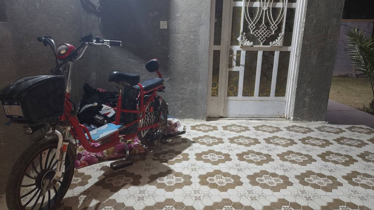 دراجه لل بيع حجم 20 بس بطاريات عطلانه السعر 150 بيها مجال التواصل واتساب ***********
