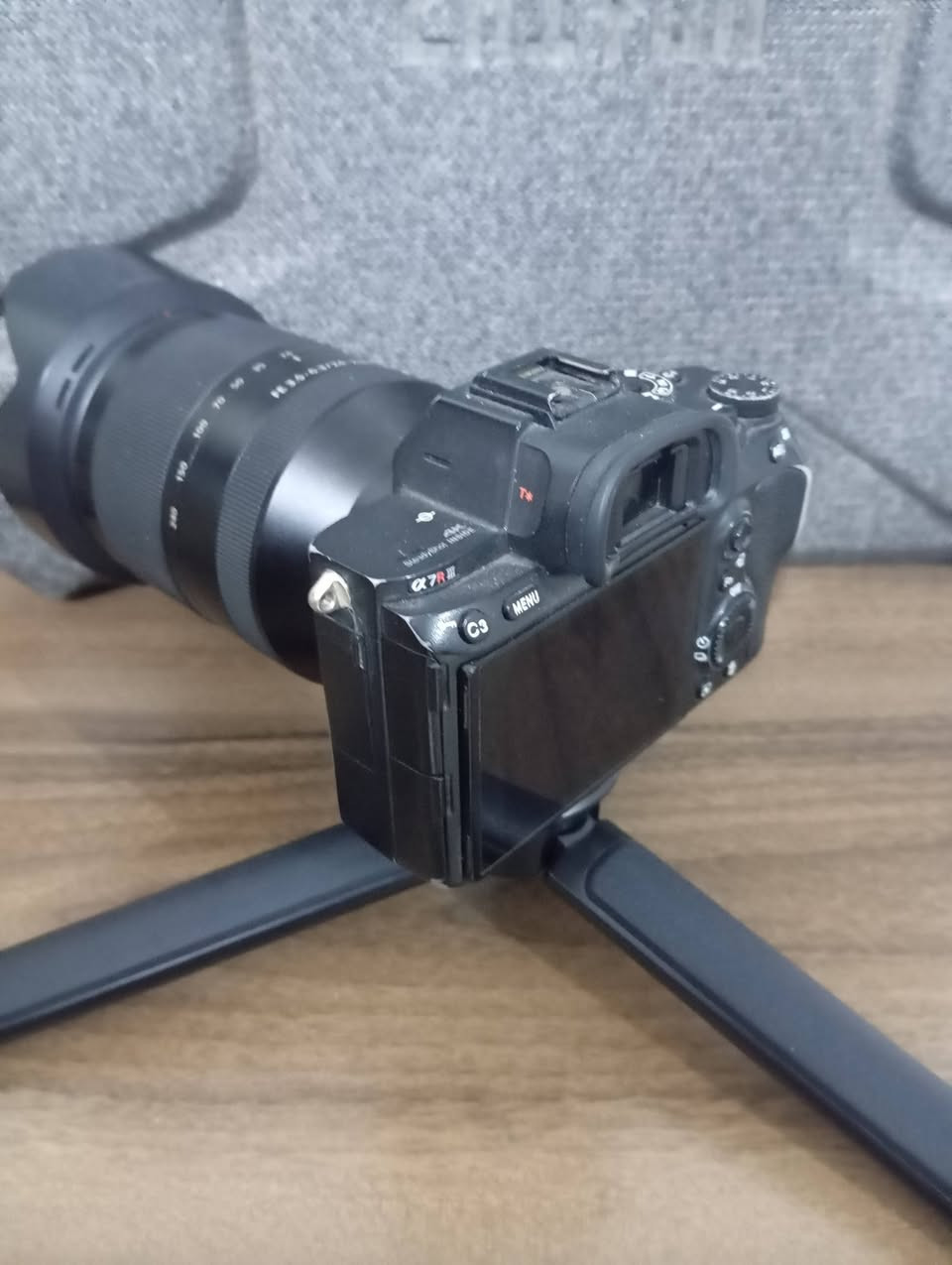للبيع كامرا سوني a7Riii 42 ميكا بكسل شتره 66الف سعره 1350وبيه مجال
+عدسه سوني 24-240 نضيفه كلش سعره 350وبيه مجال
+مانع اهتزاز كرين  نضيف كلش حتى ستيكراته بعدهن ويا300الف
وهذا رقمي للاستفسار
*********** وكلش مستعجل ع بيعتهن
