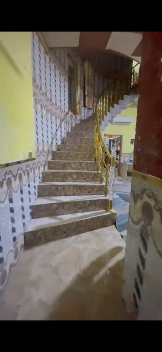 بيت رقم بلديه معامله كامله باسمي المساحه100م طابقين  يحتوي ع كراج صحيات خارجيه ديوان هول مطبخ حار وبارد صحيات داخليه الطابق الثاني غرفتين هول صحيات البيت بناء حديث ونظيف جدا الاستفسار ع الرقم ***********
