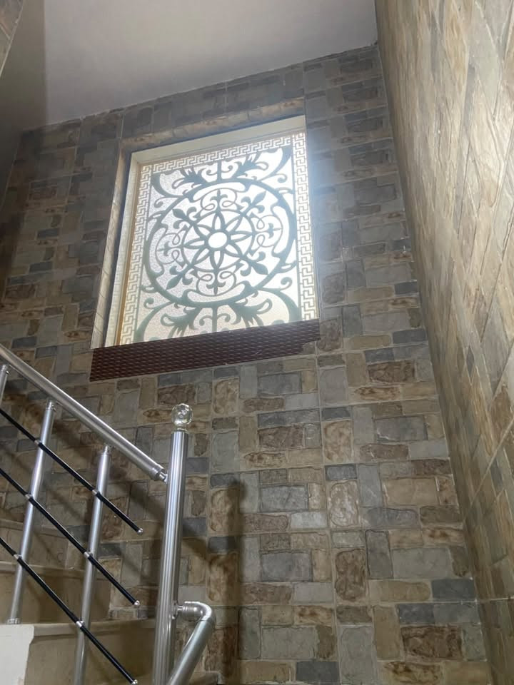 دار سكن للبيع 
1-المساحه 100 م واجهه 8 م العمق12.5 م
2الموقع گنطرة السلام عگد بليبل -مجمع العطاء السكني الفرع الاول المسافه دقيقتين عن الامام الحسين ع بالسياره ومشيا على الاقدام 14 دقيقه المسافه عن كنطرة السلام 400 م(مركزالمحافظه ) تقع الدار على الشارع الرئيسي الرابط بين كنطرة السلام - باب بغداد (تبليط جديد )الموازي لشارع كنطرة السلام - باب طويريج 
3- الطابق الارضي الارضيات مرمر ايراني الجدران سيراميك هندي طابوق جمهوري الدار مؤثث بالكامل /الطابق الارضي استقبال مطبخ حار و بارد غرفه صحيات 2 صاله /الطابق الاول ثلاث غرف نوم و صحيات 
الدار يباع مع الاثاث اربعة سبالت جديده تخم استقبال وتخم صاله براد ماء ثلاجه مجمده ميز شاشه وشاشه 43 بوصه كاونتر تركي جرابي مفرد 3 السعر 275 وقابل للتفاوض للاستفسار الاتصال على الارقام 
***********
***********
