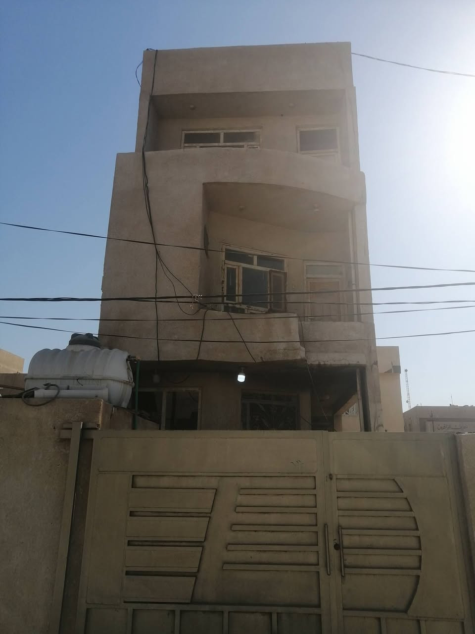 🏠 دار سكنية مميزة للبيع في بعقوبة – منطقة البحيرة
📍 موقع مميز بالقرب من مصرف الرافدين.
🔹 مساحة الدار: 100 متر مربع
🔹 الدار: ثلاثة طوابق
الطابق الأرضي: • مرآب سيارة
• استقبال
• صالة
• مطبخ بارد
• صحيات داخلية وخارجية
الطابق الثاني: • غرفتا نوم
• كل غرفة تحتوي على سويت صحيات وسخان
الطابق الثالث: • غرفة نوم
• صحيات
• بيتونة
📞 للاستفسار والاتصال:
***********
📍 مراجعة مكتب قمة الوسيط للخدمات العقارية
ديالى – بعقوبة – مدخل شارع الرحمة الرئيسي، مجاور علوة الرحمة.
