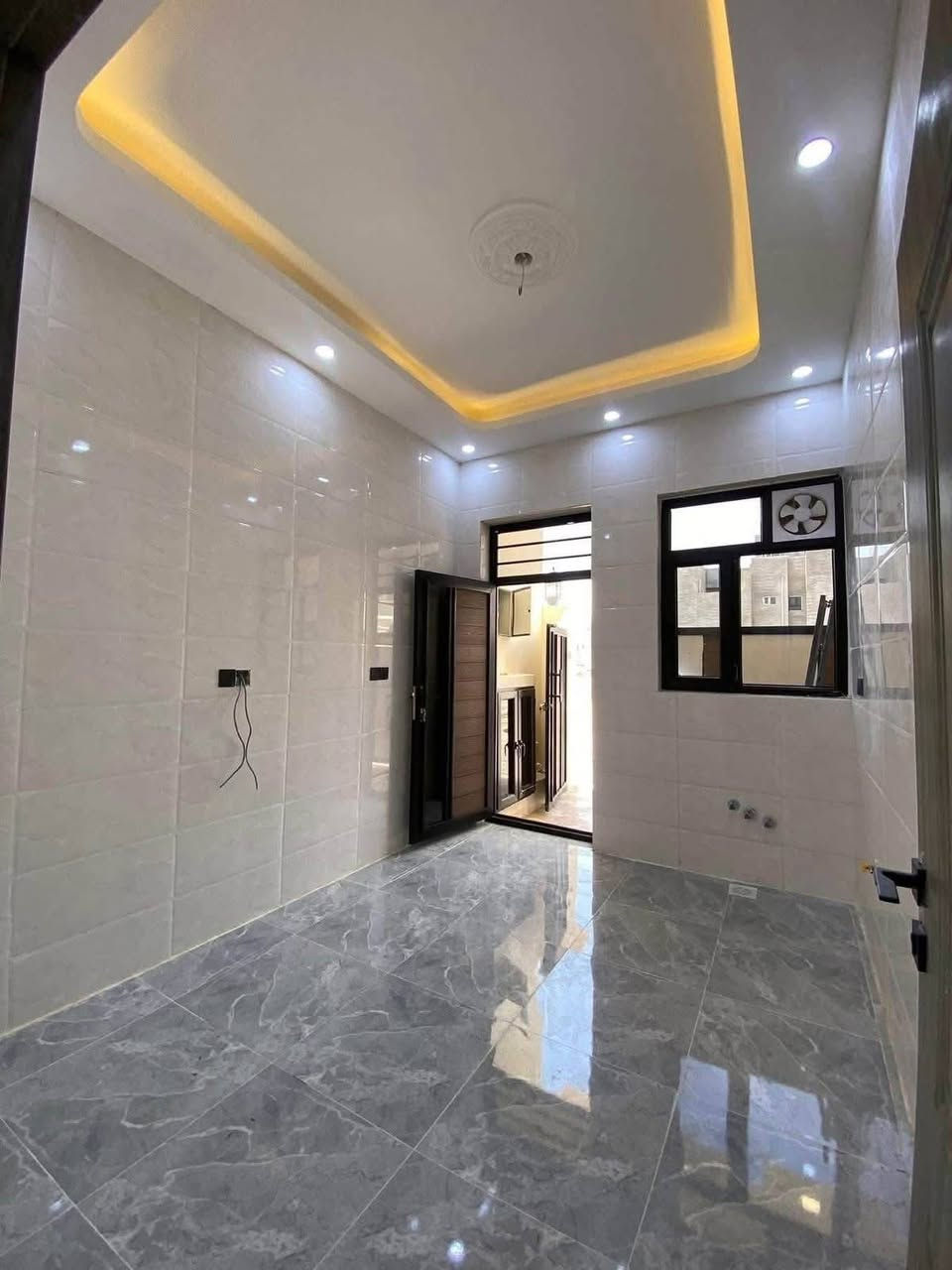 السلام عليكم
دار للبيع في تكريت الديوم🏠

مساحته الكليه 100متر مربع في حي التصنيع📍 

الوجه 7م النزال 15م 

موقعه جداً راقي و مميز☑️ 

بصف الركن السعر مناسب 

بالنسبه لموقع الدار💰 

غرف نوم ثلاثه واستقبال 

وصاله واسعه ومطبخ🚰 

مجموعه 3 صحيه الدار 

شغل جناي درجه أولى✍🏾

السعر / 85 وبيها مجال 

للأستفسار ***********
