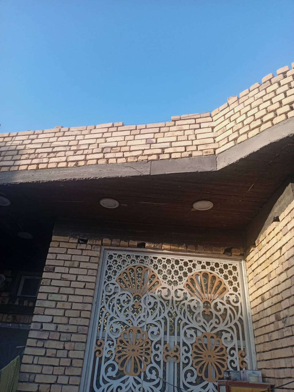 بيت امامي ١٠٠ متر ناصرية حي الشهداء شارع ابو قيصر يحتوي استقبال ٩ متر يصير تستقطع منها لعمل غرفة ومطبخ وصالة ٦ في ٤ وصحيات خارجية وطارمة كبيرة بناء جديد وكونكريت حسب الصور أدناه السعر ١٤٠ وبيه مجال بسيط
