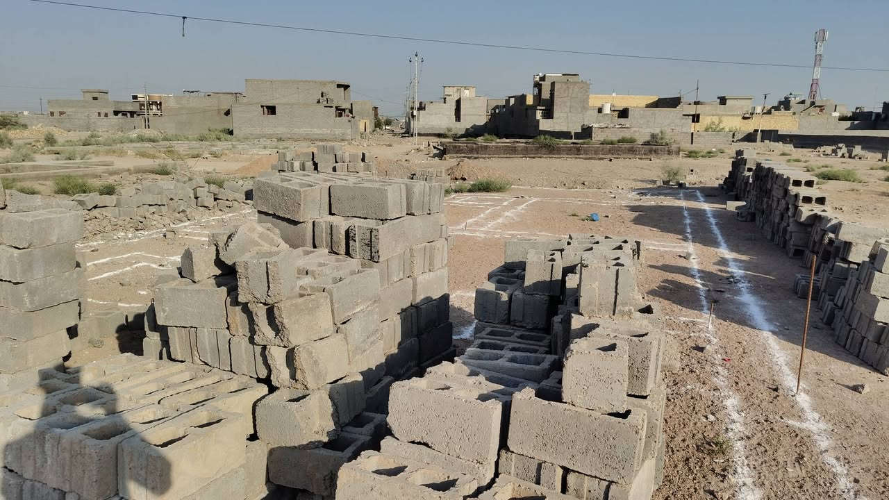 السلام عليكم قطعه ارض للبيع طابو زراعي مكاتبه بأسمي ومقدم ع تطويب بيها معامله تطويب المساحه 202م 
الوجه 10_70c الضهر8_92c النزال 20_70c الموقع خلف مجمع الرحاب قريبه ع شارع التبليط قرب شارع المضيف مكاتبه ب اسمي مخططها تخطيط مهندس الخريطه موجوده ويه الصور حته اجعبها مواد جعب كاملات بيها بلوك بس متوازي ع بيعتها شارع كدامها 10 السعر 30 وبيها مجال التواصل ***********
