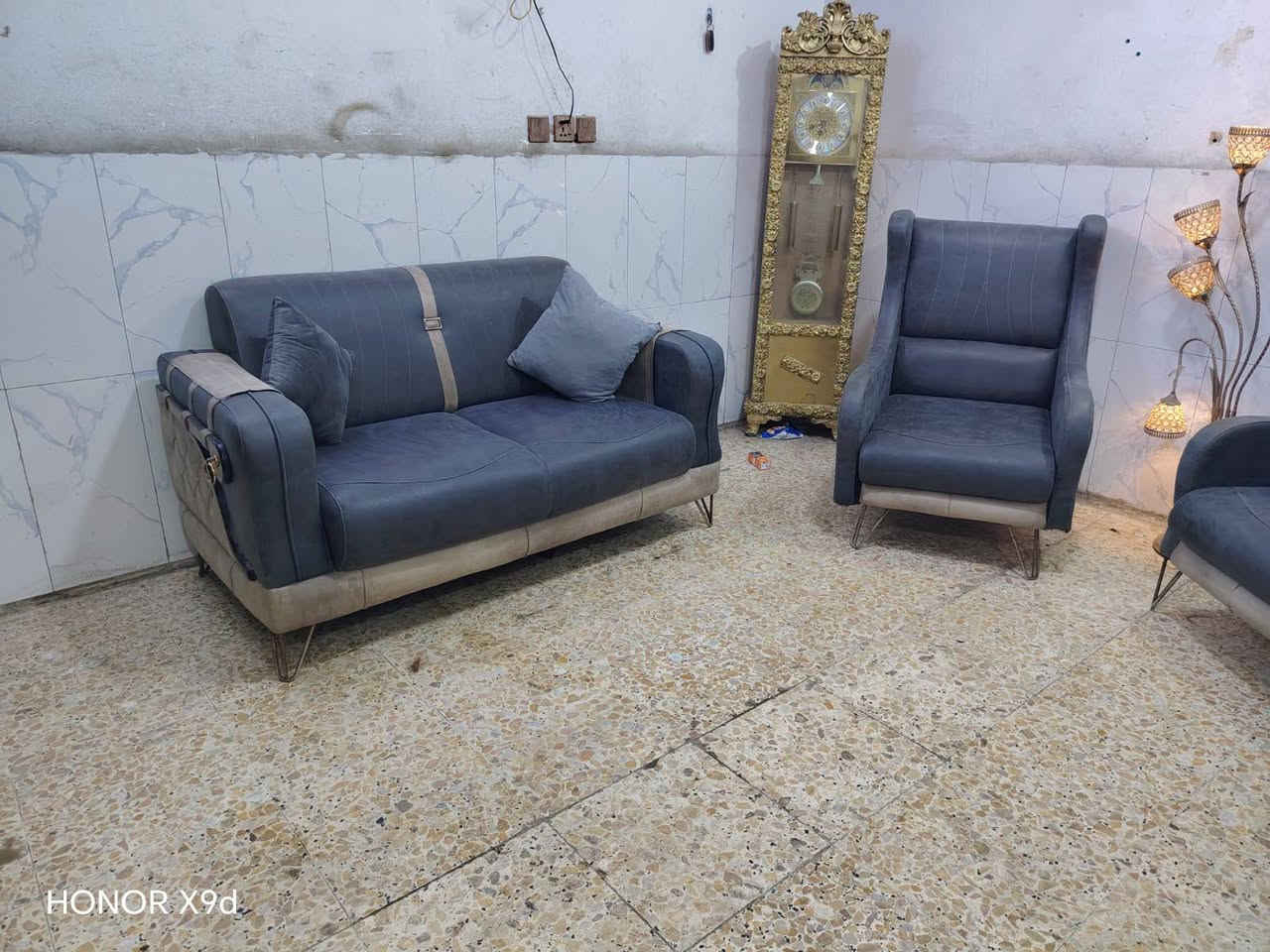 تخم 7 مقاعد نظيف
سعره وبي 220 مجال مكان البياع 
اكو توصيل ب واتساب 
***********

نص مكتوب في الصور:
- HONOR X9d