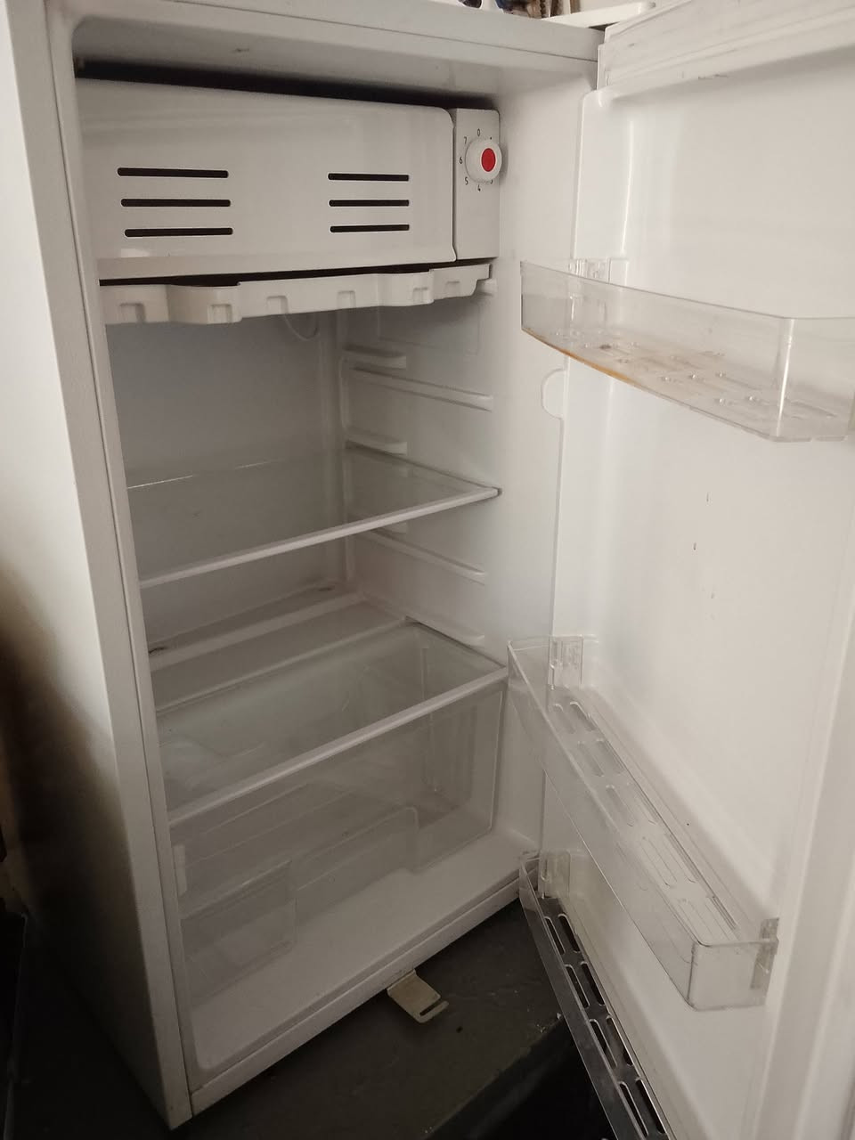 ثلاجه حجم صغير للبيع جديده بغداد مدينت صدر رقم الهاتف ***********
