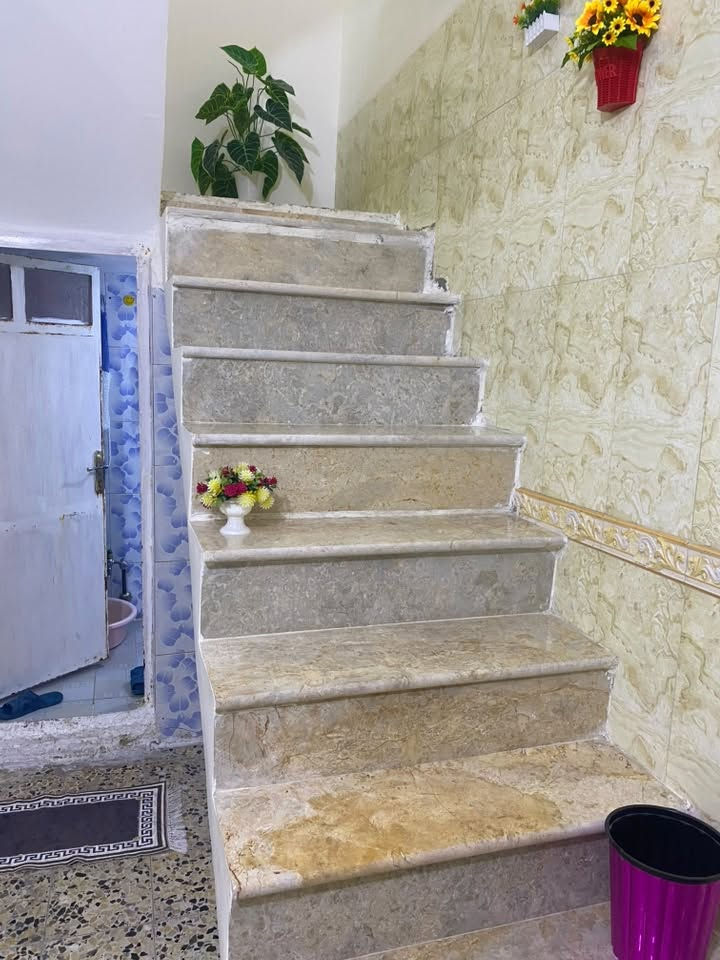 سلام عليكم للبيع بيت 100متر  🏠 الامين الثانيه السده الجديده قرب ساحه زمن طابق ونص طابو صرف بيت نضيف للستفسار 

‭***********‬للتصال
