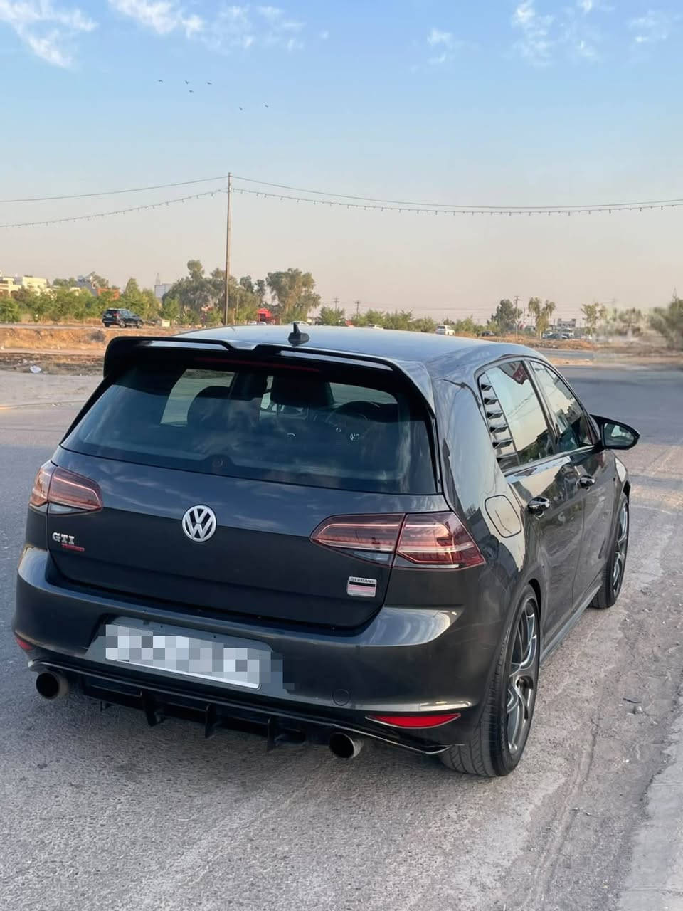 كولف gti ٢٠١٧
سه يارەکە بەس بۆنیتی بؤياخه
ژۆرێی نیە پێش و پشت کەپس
دەرگەیەکی ٢ بست ساردەکوتە 
رەقەم و سەنەوی نوێیە
سیستەم صەوتی لەسەرە
به گلایت سمۆك
كێر تؤماتيك و ٣ گێر
٣ مۆدى لێخورين
نۆرماڵ + یکۆ + سپۆرت
سەیارەکە مەکینەی کرایتەوە
گێر و مەکینە بەشەرت
ويلى ١٩ ئينجى ثارٍ
موشتەری نی چات مەکە تکایە 
120 $ وەرەقە و ماجالێکی کەم
 3VW4T7AUGHM002232
*********** أربيل, العراق
