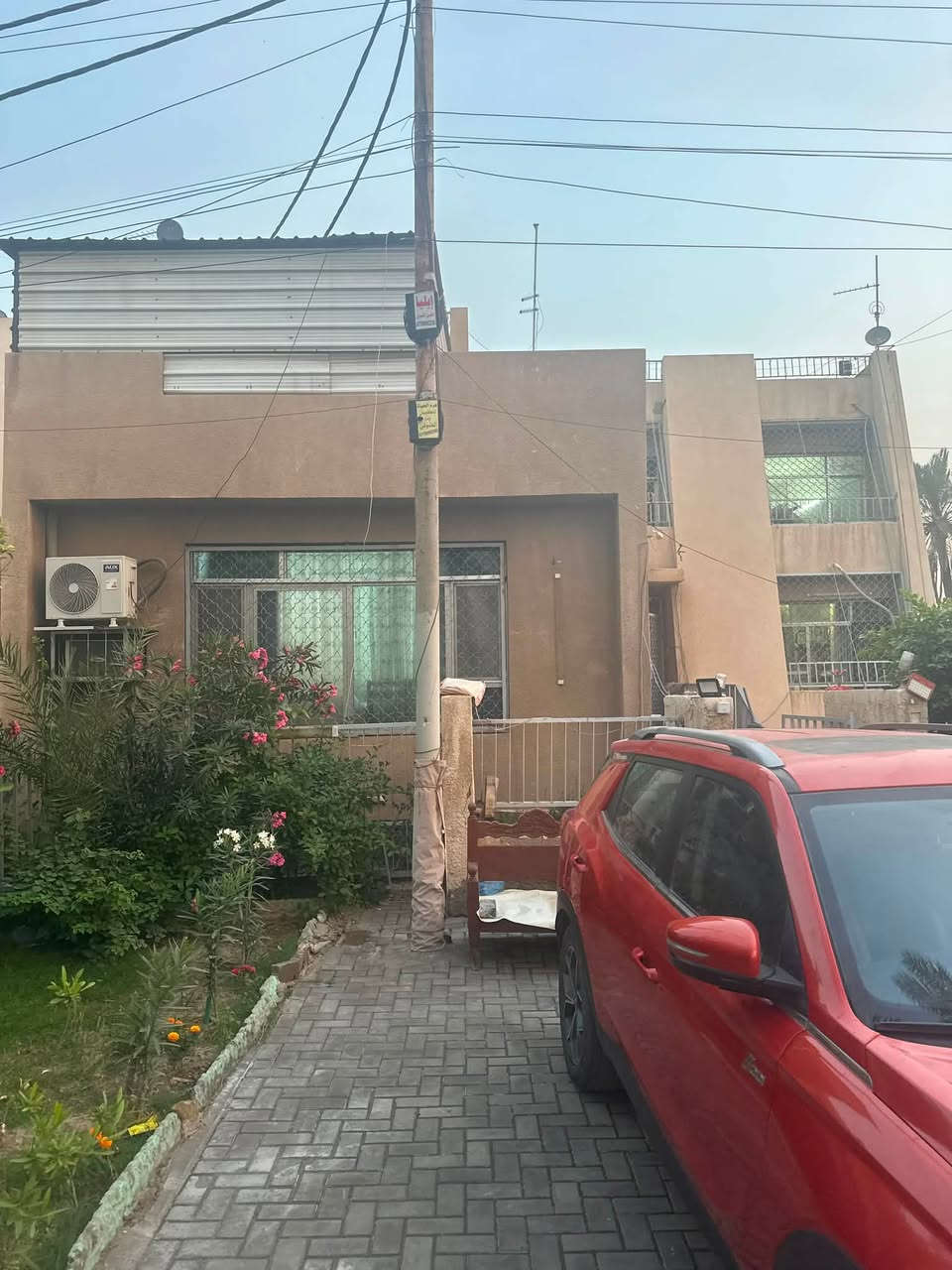 فرصة استثمارية استثنائية للبيع في الكاظمية - شارع المحيط (ركن)
* المساحة: 354 متر مربع (سند ملكية صرف - طابو).
 * الأبعاد: واجهة عريضة 13.6 متر × عمق 27.90 متر.
* المميزات: موقع ركن مميز جداً، ممتاز للتقسيم إلى عقارين أو لبناء مشروع سكني/استثماري راقٍ.
* الموقع: الكاظمية - شارع المحيط.
* للتواصل والمعاينة: [***********]
>
