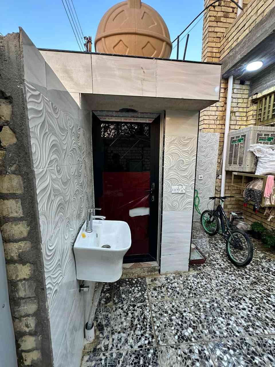 سلام عليكم بيت للبيع في خدمات مسقط مقابيل مدرسة المهندس(الجديدة) 
مساحة:100 م
طابقين بناء حديث 2026
يحتوي على استقبال وثلاث غرف نوم وصحيات خارجية وداخلية وفي طابق الثاني ومطبخ
كما موضح في الصور والتصوير
الاستفسار:*********** اتصال او واتساب 
سعره :80 وبي مجال بسيط
