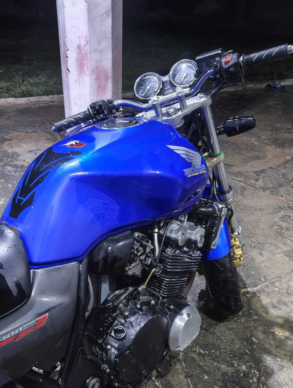 السلام عليكم لبيعcB. 400جيل ثاني هايبرر 16ولف گفاله عامه دراجه مال رمبه عليها ادامه كامله تايرات جدد دهن جديد موتل مي زيتي دسكات جدد دراجه مال جناي 💎معدل 180. مكاني بابل مسيب  لسعر اتصل وتدلل *********** 📞
