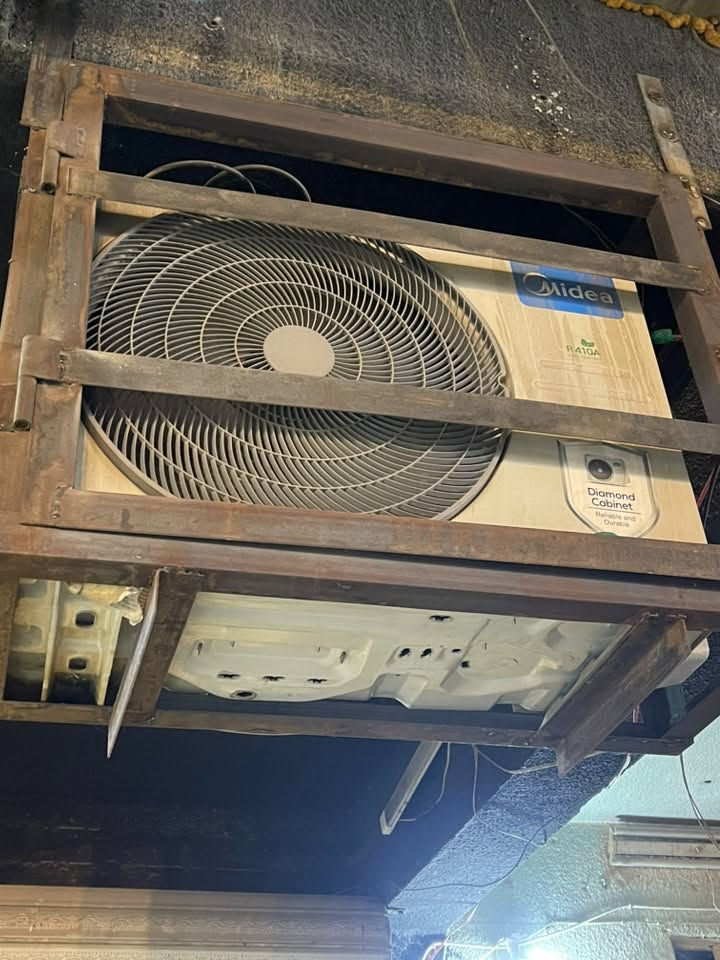 سبلت للبيع 2 طن midea جديد مامستخدم هواي نظيف بشكل مشدود تجي تفحصه وتشوف البروده مالته وبالعافيه  السعر 550 قفل مكاني بغداد ***********
