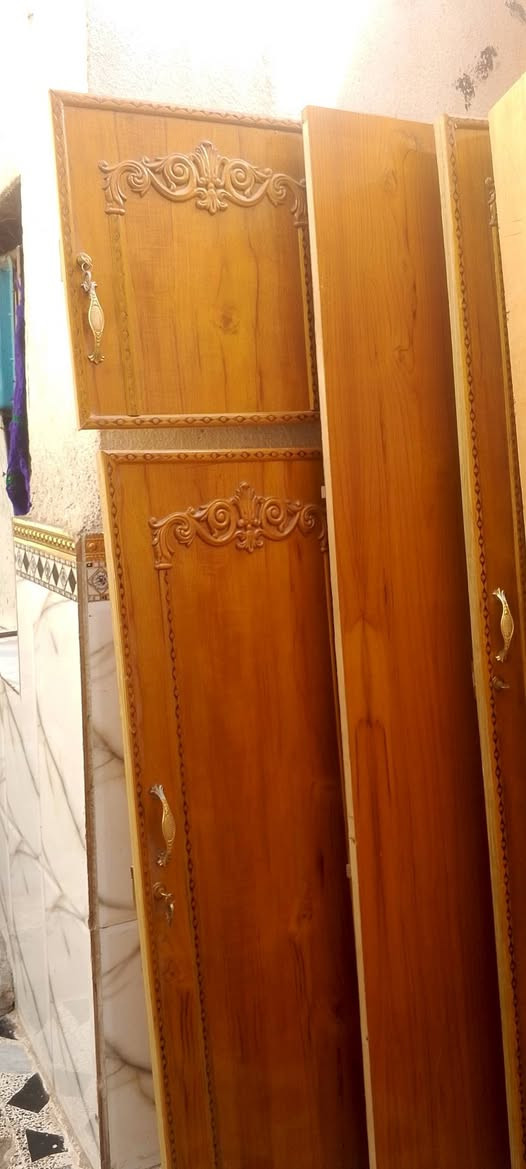 سلام عليكم عندي غرفة اخشاب جديده كنتور خمسه طلاقات والله اخت الجديده مامستعمله مامشدوده خشب تكمه صاج السعر ٧٥٠اللستفسار***********مكاني بغداد مدينه الصدر
