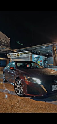 نيسان التيما 2023 SL حادث:جاملغ السايق صبغ ماشيه:11 الف ميل فول موصفات...