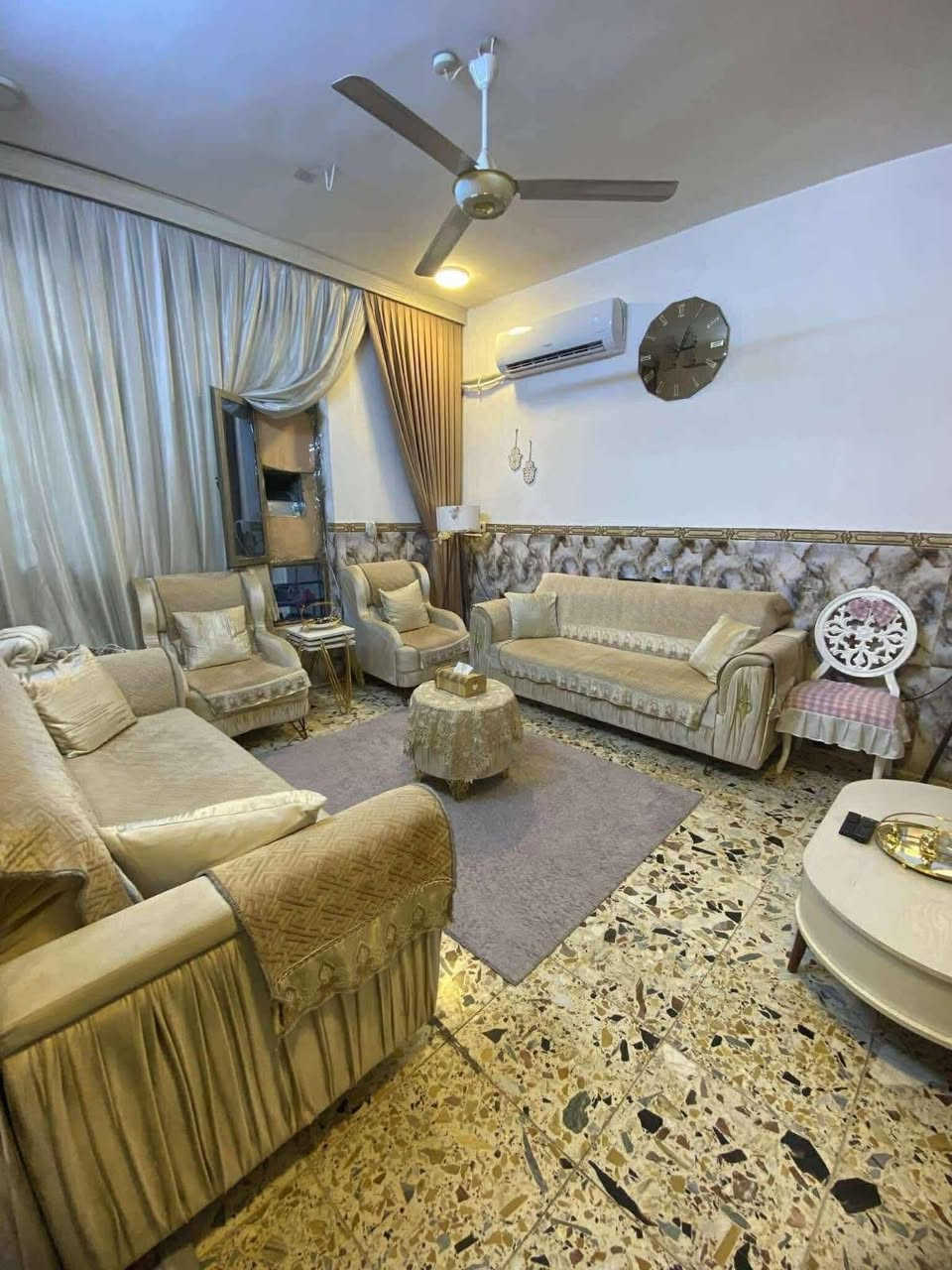 السلام عليكم دار للبيع مساحه ٥٠ متر طابقين موقع حلو البيت واجهيته على شارع رئيسي مو فرعي العنوان الامين سكينه بشارع صيدليه هاله وليد مقاطعه ٢ على ٩ كامل خدمات البيت يحتوي على استقبال ومطبخ حار بارد وخدمات ٣ الفوك غرفتين وخدمات للستفسار  واتساب ***********
