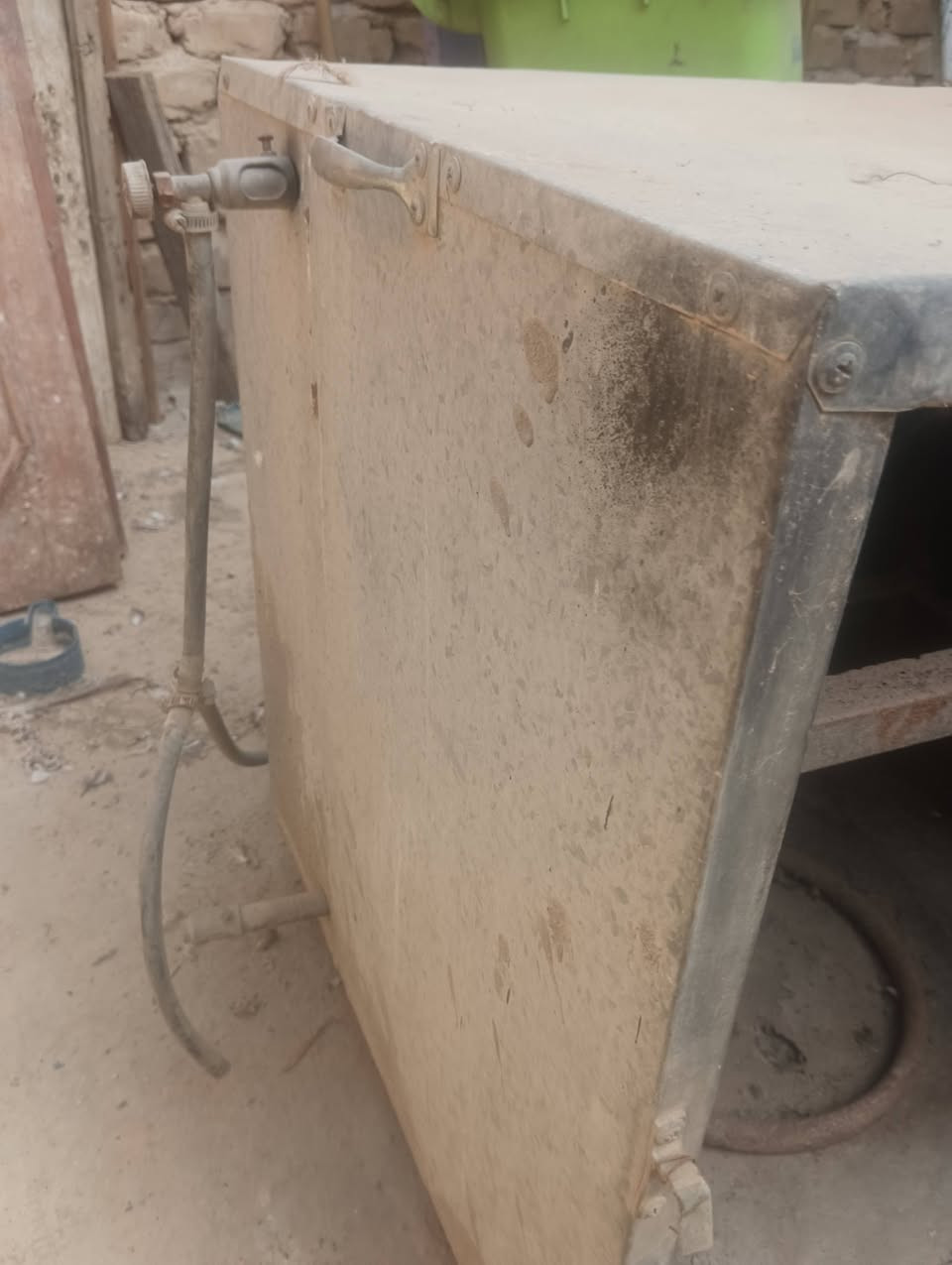 بوفيه • نظيف • يحتاج ترتيب