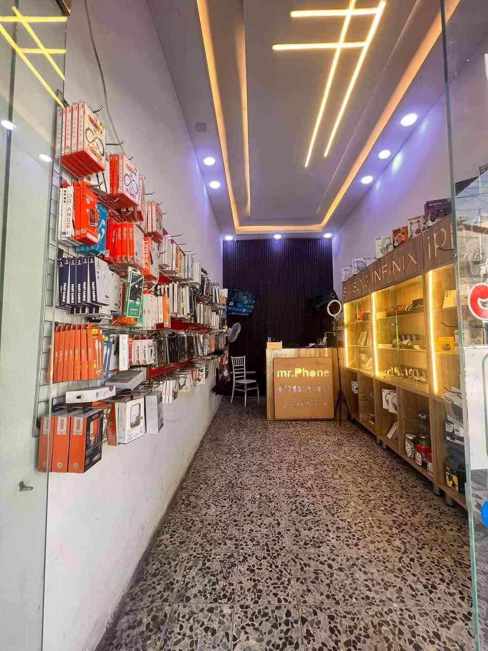 سلام عليكم محل تليفونات للبيع 📲⌛️
منطقة حيويه محل معروف بيه زبائن خير من الله ( عليه رجل )
يحتوي على 
اكسسوارات عامه
أجهزه جديد ومستخدم 
جهاز رصيد من شركة انتشار 
أدوات صيانه كامله +كامره 4k عرض المجهر استخدام قليل
فاترينات + ميز صيانه وميز استقبال + كراسي 
شاشه عدد2+ سستم كامرات كامل عدد 4
سبلت + مروحه شغالات 
براد ماء حار بارد 
جام خانه + ديكور جديد 
المحل جديد ومرتب تاخذه دكول يا الله وتباشر ما ناقص اي شي
إيجاره 300 الف 
سعره مناسب 💸
العنوان  — بغداد‏‏. كمب سارة 
لتواصل خط واتساب ***********
