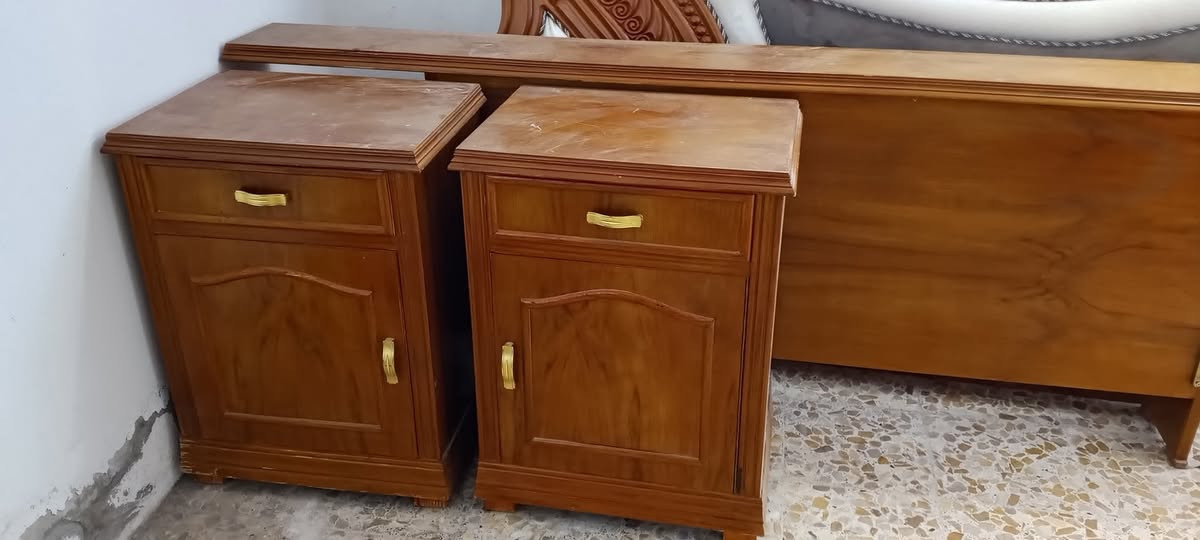 غرفة نوم فقط مع كومودينة الي بالاطراف للبيع بسعر مناسب 
***********
