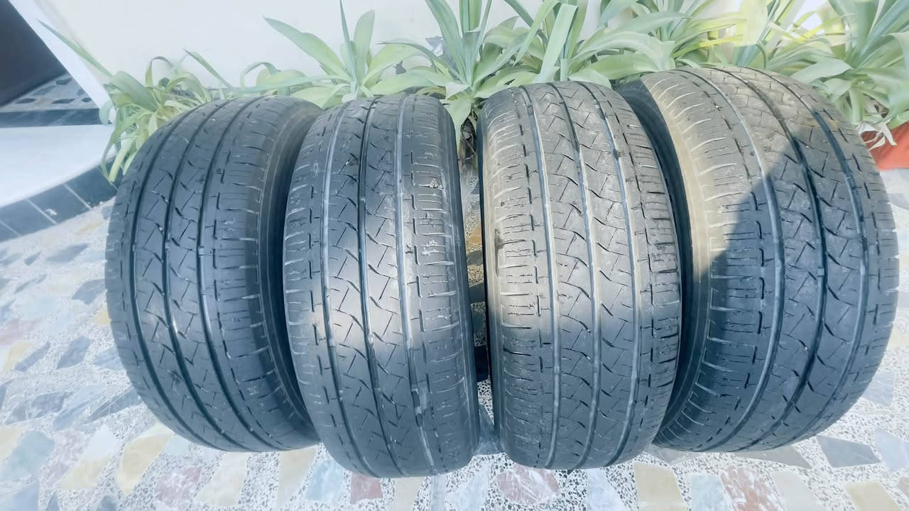 السلام عليكم
تايرات هايسه ام بوز 
اخو جديد تخم 
حجم 235/65/R16

سعر ٣٠٠  الف بيهن مجال 
مكان بغداد تقاطع نهروان 
***********
