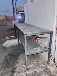 ميز حديد • عرض ٦٠سم • طول ٢م