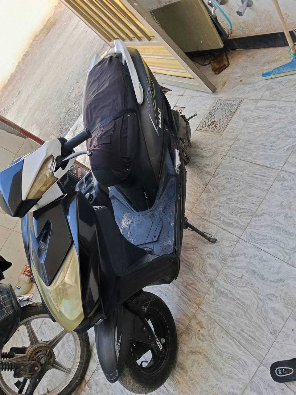 سكنس كوري بيها مكينه مال ماكس للبيع او المراوس 
دراجة كامله مابيها نقص بس الكفر شويه بس كسر مبين بالصور.. كهربائيات كلها شغاله سلف وهندر .. تايرات جدد 
ب300 وبيها مجال مكاني بعقوبة التحرير 
***********
