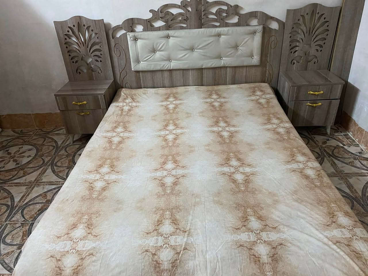 سلام عليكم اخواني غرفه عراقيه متكونة من 6قطع نظيفة العنوان كركوك السعر 250وبيها مجال للتواصل عبر الرقم واتساب فقط‪***********‬
