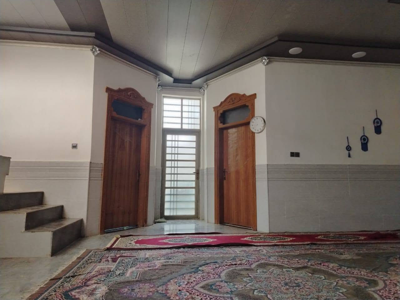 دار للبيع بالنداء بمجمع بيتي الثاني مفتوح على شارع 60 وعلى شارع 15 شارع 12م شغل هندسي درجة اوله مساحة البيت 200 متر طابق واحد سعر 122 مع المجال رقم الهاتف واتساب ***********
