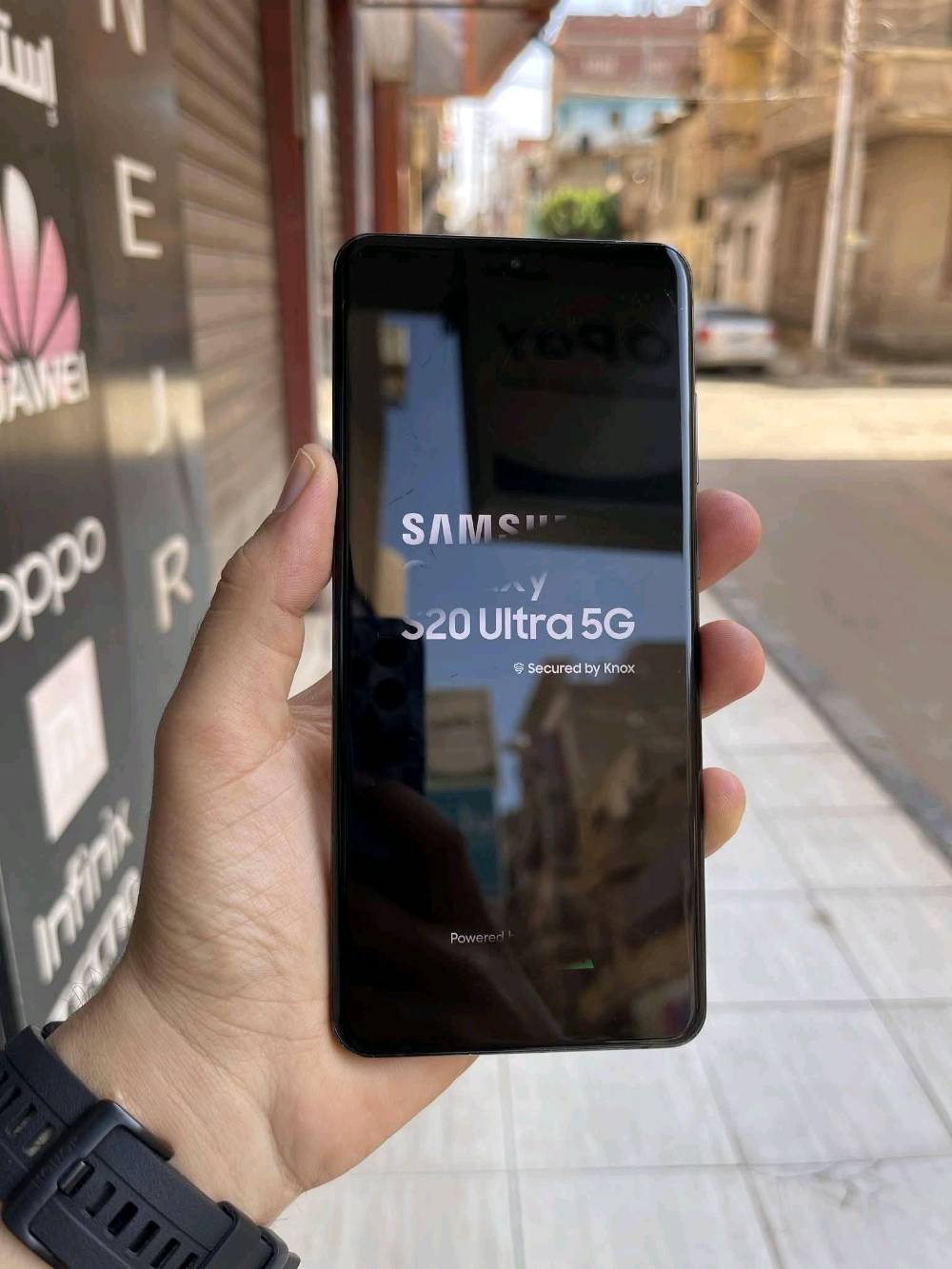 صار علبه عرض تنزيل بالسعر 
الجهاز الاصلي من سامسونج توفر 
s20 الترا
 الشاشة: Dynamic AMOLED 2X بمقاس 6.9 بوصة، بدقة QHD+ ومعدل تحديث 120Hz.
المعالج: Exynos 990 (لنسخة الشرق الأوسط) 
الكاميرا الخلفية (رباعية): أساسية 108 ميجابكسل + ت 48 ميجابكسل (زوم حتى 100x) 
الكاميرا الأمامية: 40 ميجابكسل.
الذاكرة والتخزين: رام 16 جيجابايت / مساحة 128 
البطارية: 5000 مللي أمبير وتدعم الشحن السريع قدرة 45 واط والشحن اللاسلكي. 
السعر 335 الف
بغداد زيونه ربيعي قرب مجمع البركه 
***********