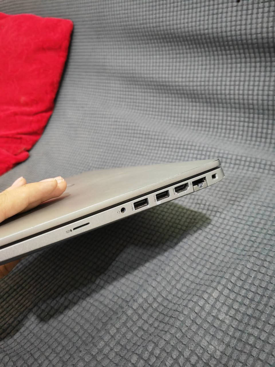 السلام عليكم
لابتوب للبيع

Dell من نوع

المواصفات:

-معالج Intel Core i5-1145G7 (الجيل 11)

-رام 16GB DDR4

-الذاكرة SSD NVMe 512GB

-شاشة 14 بوصة FHD Touch مضادة للانعكاس "تدعم اللمس "

-ويندوز جيل Windows 11

الكيبورد يحتوي على اضائه ب2 مستويات 

منافذ:

-2× USB-C Thunderbolt 4 (شحن ونقل بيانات)

-2× USB 3.2

-HDMI

-LAN

-قارئ microSD

-منفذ سماعة 3.5mm

ويدعم التعرف على الوجه

تفيد طلاب الهندسة تتحمل انواع البرامج الهندسية بكل سلاسه "تجربتي الشخصيه"

السعر: 450 وبيها مجال للشراي + اكو توصيل جميع المحافظات 

للاستفسار اتصل او واتساب راسلني غير متواجد على فيسبوك

📞 ***********
