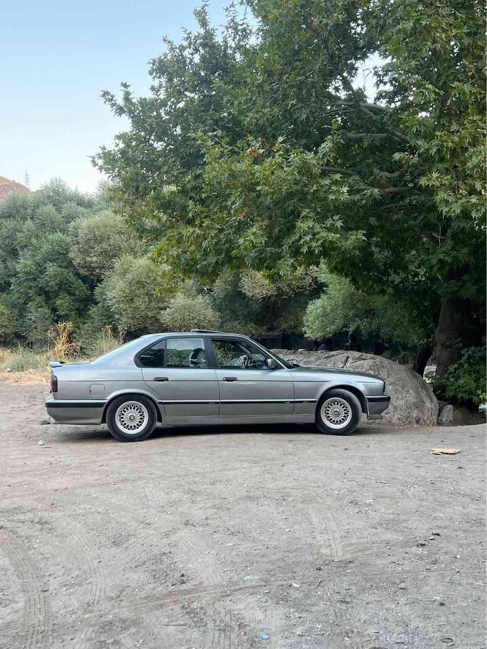 سەلام و علیکم 
بۆ فرۆشتن و گۆڕینەوە
بیئێم BMW 525i 
گێڕ عادیە
تاقم وەیار عادیە 
مەکینە عادیە
مۆدیل ١٩٩٣ 
کامل و مکمل پێش پانە
ئاوێنە گوێبەرخە
لایت ئەڵقەیە
دەعامیەکانی M
کوشن جڵدە
شەش کەلە
گێچ ئەمریکیە
دەشبول ئێرباگ
سوکان ئێرباگ و ڤۆلیۆم
ناو ڕەشە
سڵایدە
دوو جام کارەبایە
ڕەقەم کەرکوکە
٤ویل و تایەی لۆکە
پانکەی کارەباییە
ناو داخلی زۆر جوانە 
تەنجیل و ئێمپیفایەر مەزبوتە
ناو گێچی کامل کامل ئیش دەکات گێجی بەنزین زۆر زۆر مەزبوت لیتر بە لیتر دەخوێنێتەوە مەکینەی بە شەرت گێڕی سەیارەی دەفتەریە کلاج و عەینە و فلاونی تازەیە تاقم پلاکی ئەوروپیە تاقم نۆزڵی ئەوروپیە ئیرفلۆی ئەوروپیە سەیارەکەم کامل مەسرەفم کردوە و هەموو شتیم مەزبوت کردۆتەوە قەترە خایسی نیە ساحێب سەنەوی دیار نیە نامە مەنێرە بڵێی بە ناوم دەکات یان نا ؟ بەس پارەی غڕامە و حاسیبەی دراوە و پاکانەی بۆ کراوە ئەوەلیاتی بەشەرت موس بە شەرت بڕاوە بە شەرت وەرگەڕاو بە شەرت بۆ قوەتیش باسناکرێت تازە بۆیاخ کراوە تەڵیشەی هەردوو دەعامی و تەنیشتەکانی لۆکە سەیارەکە جایز کراوە بۆ مەسەلەی بەنزین خواردنیش بەنزین ناخوات بەڕۆژوە زۆر کەم مەسرەفە ڕۆن و فلتەری تازە گۆڕاوە کارەبایی زۆر زۆر مەزبوت هەموو گیانی ئیش دەکات گڵۆپی ناو داخلی شانەکانی دواوەشی ئیش دەکات 
گۆڕینەوەش دەکەم بە هەقی خۆی و لە سەر دڵگرتن ) 
ڕەقەم تەلەفون*********** شومان, أربيل
