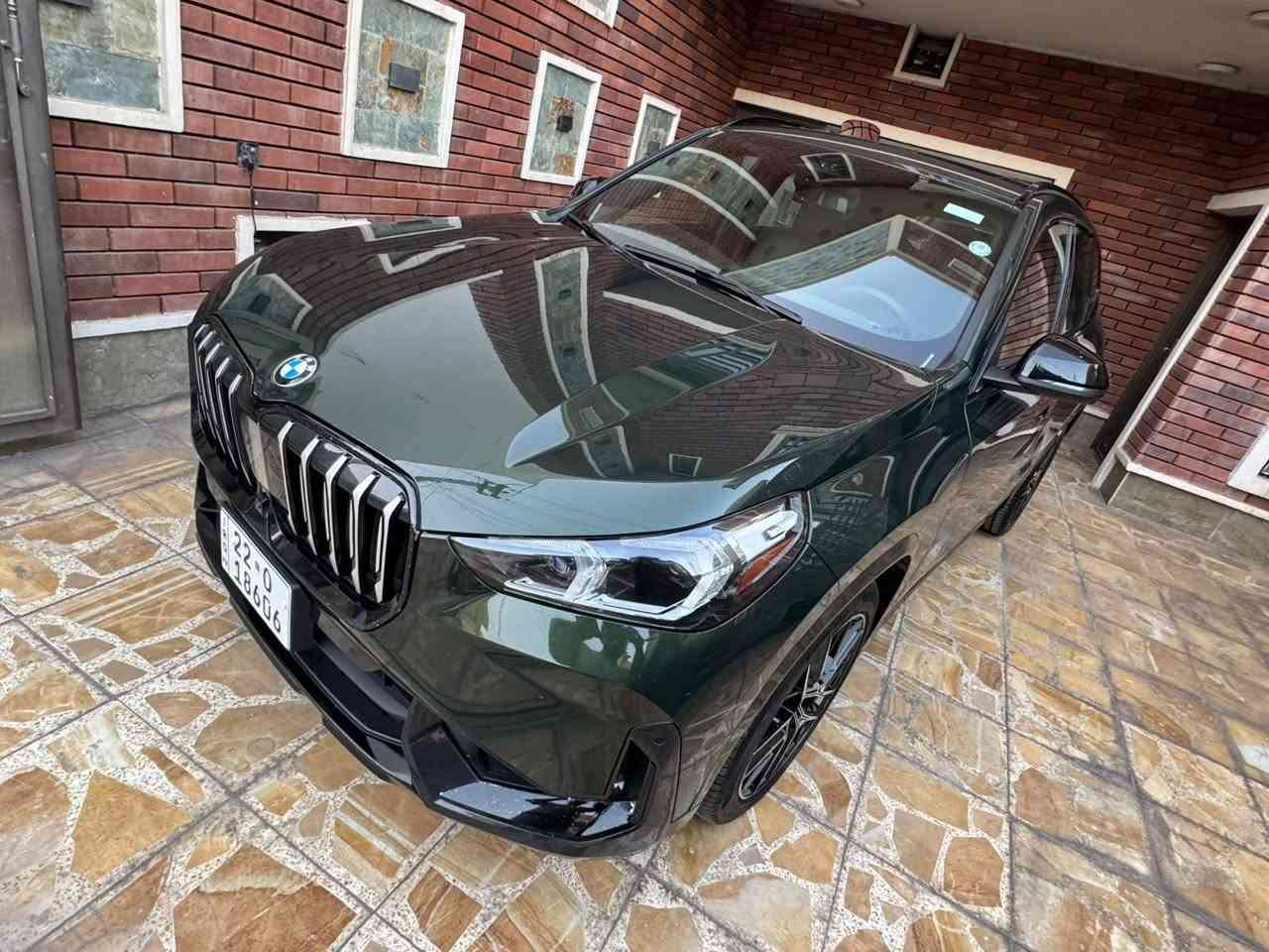 🔥 BMW X1 موديل 2023 | Full Option 🔥

🚘 BMW X1 2023 – xDrive AWD
🟢 لون Olive Green مميز ونادر
💰 السعر: 275 ورقة
📍 العنوان: بغداد – الدورة – شارع أبو طيارة
📞📱***********
📊 عداد المسافة: 63,000 ميل

✅ ضرر جانبي فقط – بدون ضرر بالدواخل
✅ جميع الـ Airbags سليمة
✅ رقم أربيل وباسمي شخصياً

سيارة فول مواصفات Full Option تجمع بين الفخامة، الأداء والتكنولوجيا:

• دفع رباعي xDrive AWD
• كامرات محيطية 360° Surround View Camera
• داتا شو Head-Up Display (HUD)
• سماعات Harman Kardon Premium Sound System
• صندوق كهربائي ذكي Electric Smart Tailgate
• إنارة محيطية Ambient Lighting
• إنارة ترحيبية مع شعار BMW Welcome Light / BMW Logo Projection
• شاشة وسطية Central Display
• عدادات رقمية Digital Cockpit
• Apple CarPlay & Android Auto
• دخول وتشغيل بدون مفتاح Comfort Access / Keyless Entry
• تشغيل زر Push Start
• حساسات أمامية وخلفية Parking Sensors
• مثبت سرعة Cruise Control
• تكييف ثنائي المناطق Dual-Zone Climate Control
• Electric Parking Brake + Auto Hold
• أنظمة قيادة متعددة Driving Modes
• مقود متعدد الوظائف Multi-Function Steering Wheel
• مرايا كهربائية Power Folding Mirrors
• إضاءة Full LED
• مقصورة وتشطيبات فاخرة Premium Interior
• والعديد من المواصفات الأخرى.

🔥 BMW X1… مواصفات عالية، لون مميز وحضور مختلف!

📞 ***********
*********** بغداد, العراق
